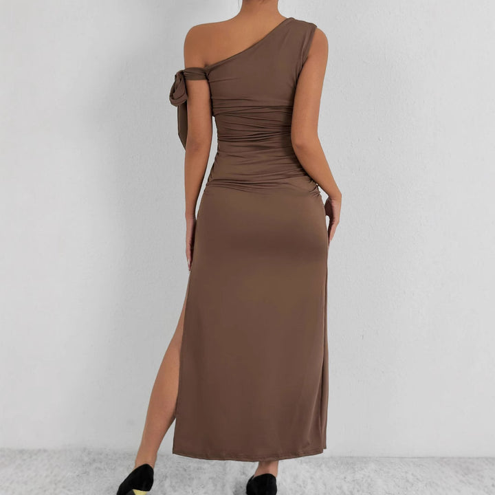Dame Elegant omslagskjole med asymmetrisk snit og chic flæse detalje Skovae