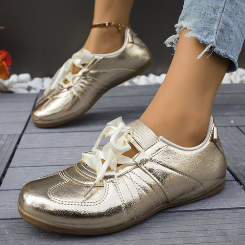 Dame sporty sneakers med metallisk overflade og diskrete satinbånd Stilla