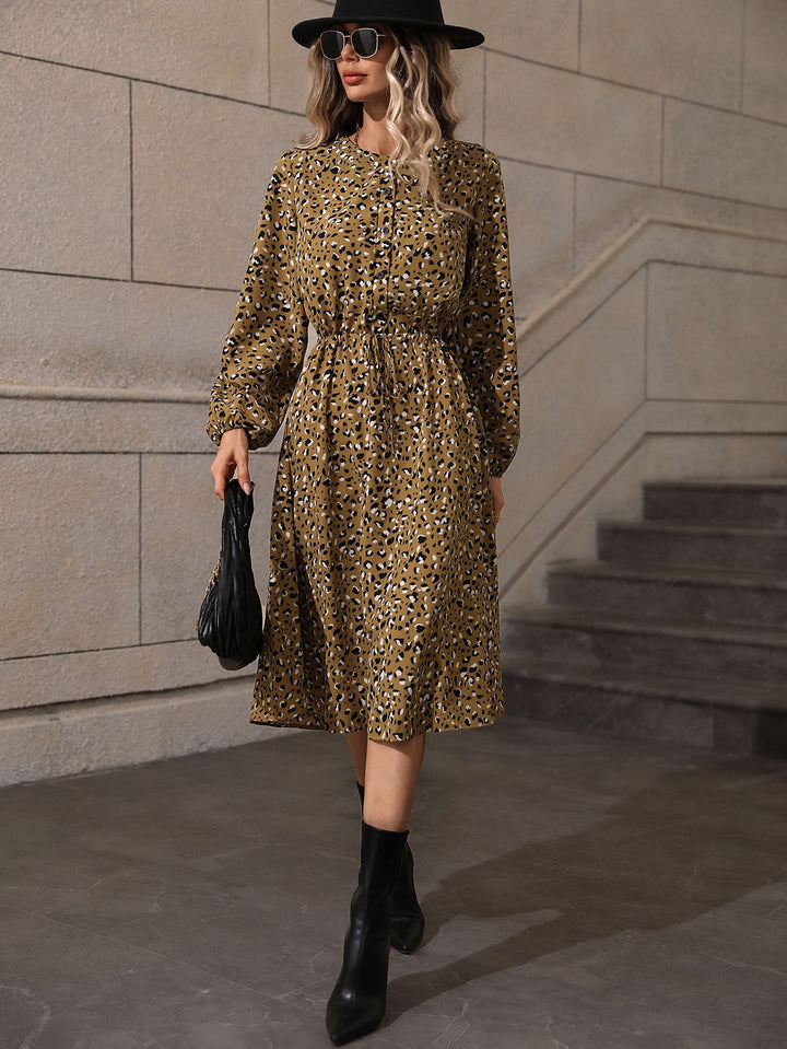 Dame Midi-kjole med afslappet leopardprint og smocket talje Stilla