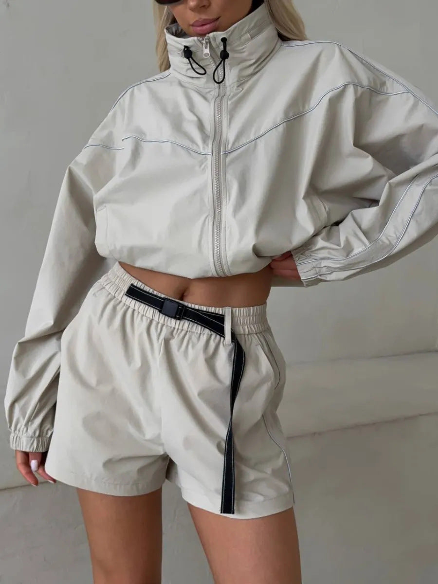 Kvindernes sporty sæt bestående af en jakke med høj krave og shorts i urban stil