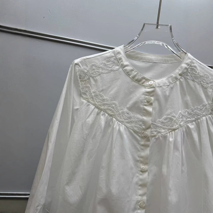 Damebluse med elegant blonder og afslappet snit Stilla