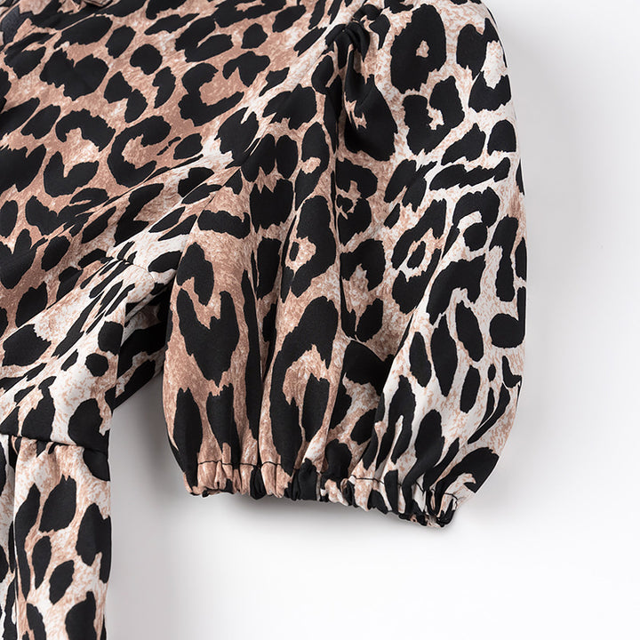 Dame volangbluse med leopardmønster og rynkedetaljer Stilla