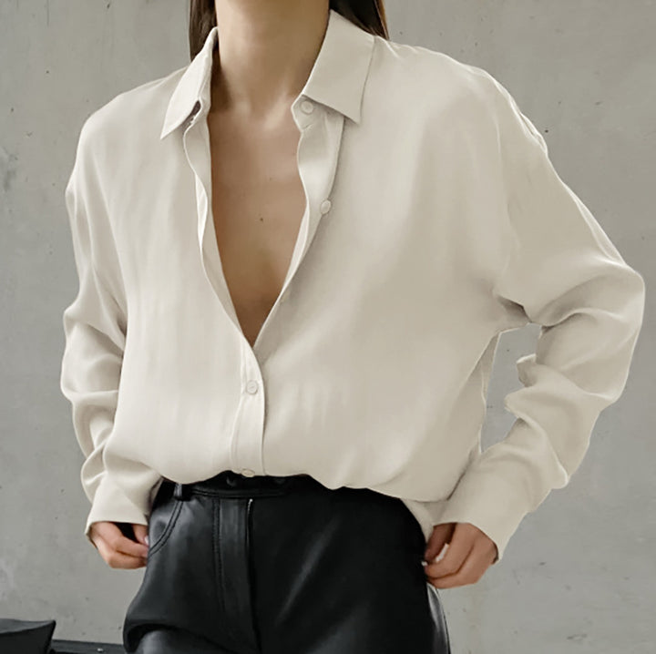Dame Elegant Bluse med dyb V-udskæring og let satin-finish Stilla