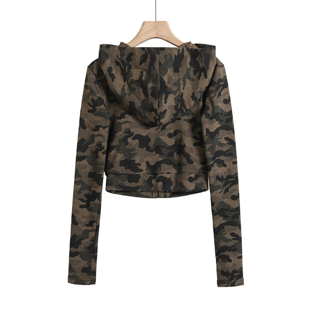 Dame cropped hoodie med trendy camouflage-design og praktisk lynlås Stilla