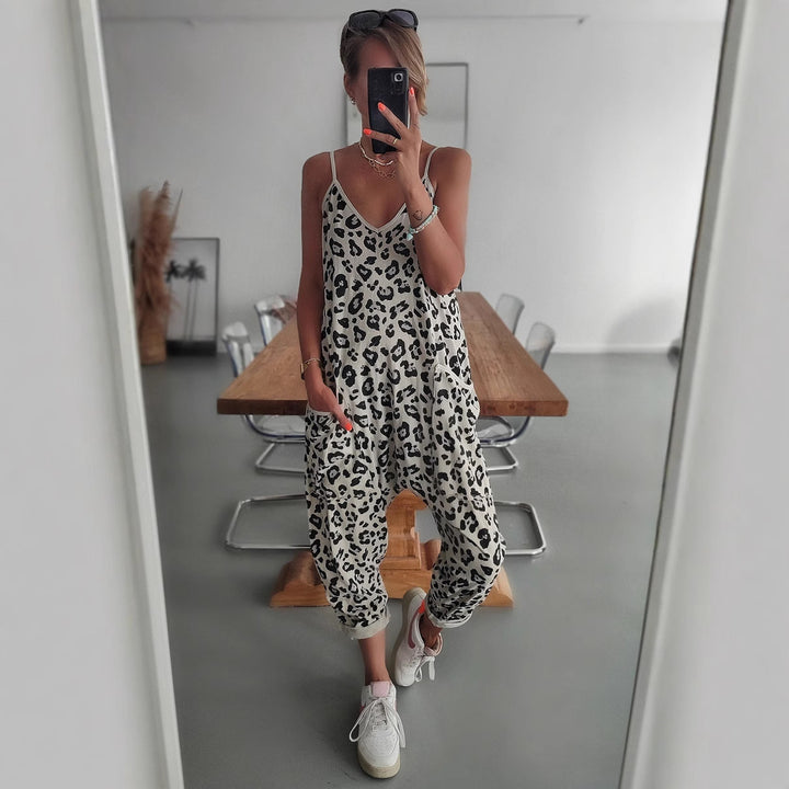 Dame afslappet jumpsuit med dyb V-udskæring og lommer Stilla