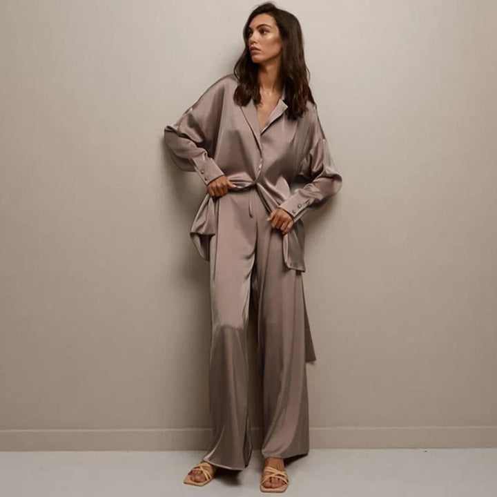 Dame Satin Pyjamas Sæt med smuk Bælte og elegant Knapdetalje Stilla