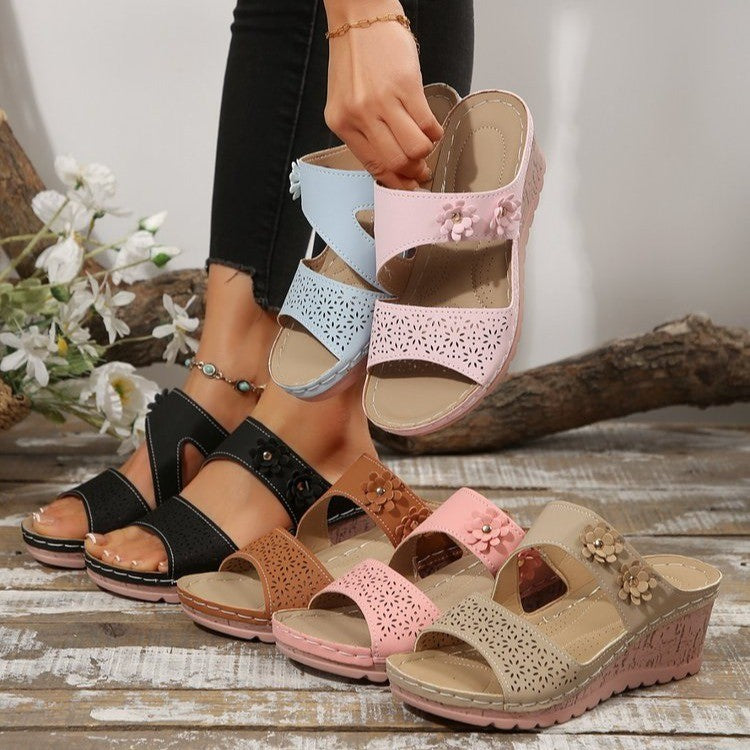 Dame Wedge-Pantoletten med floralsk snit og ergonomisk fodseng Stilla