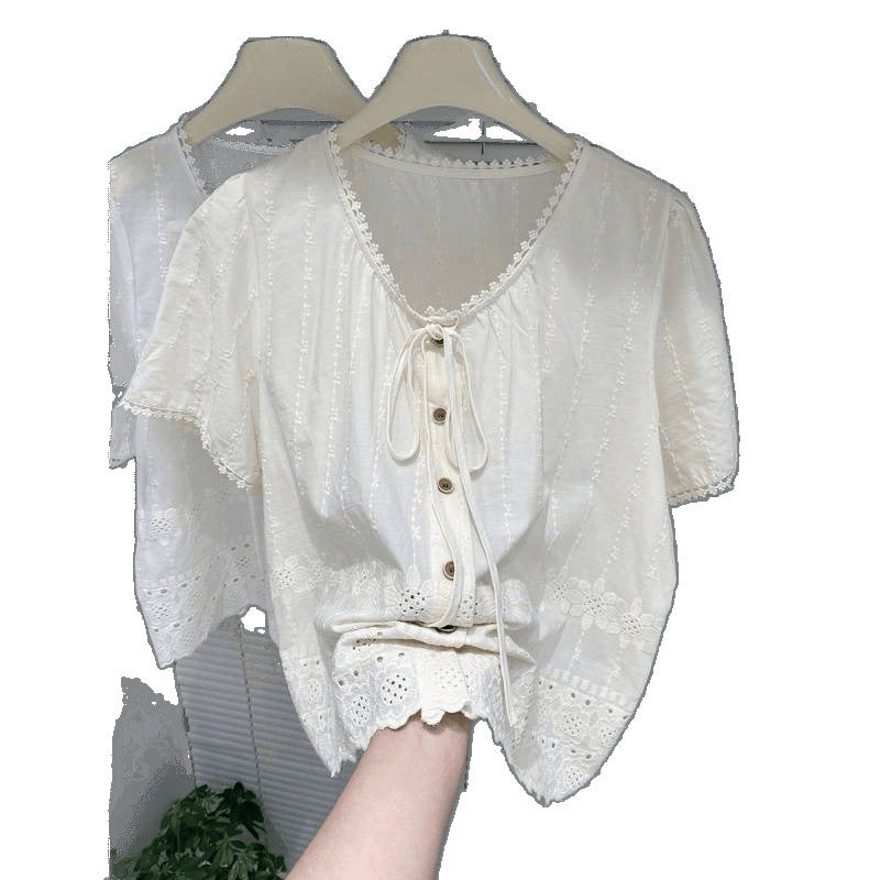 Dame broderet bluse med korte ærmer og binde-krave-detail Stilla