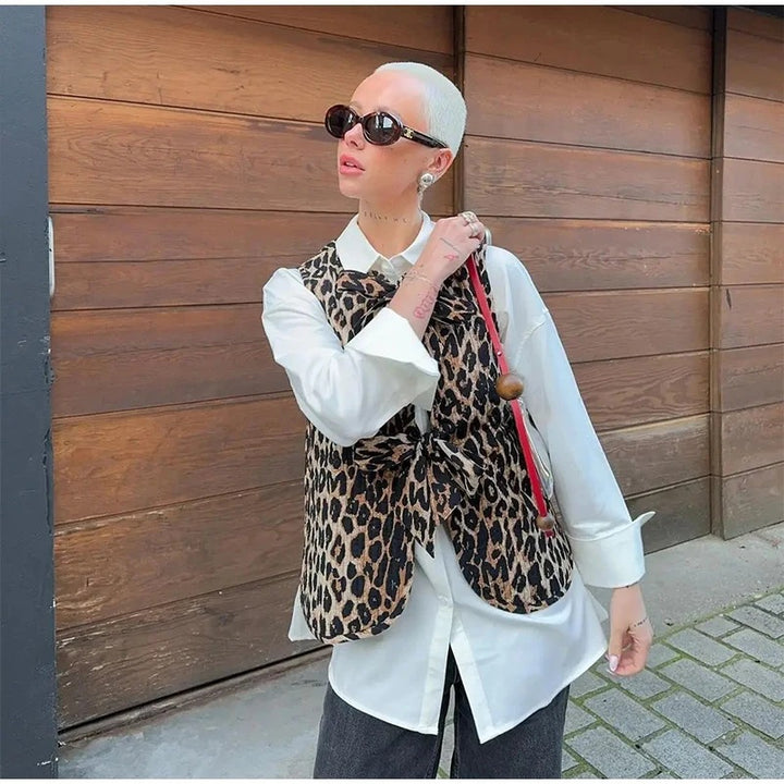 Dame dyremønster vest med moderne snit og elegante sløjfedetaljer Stilla