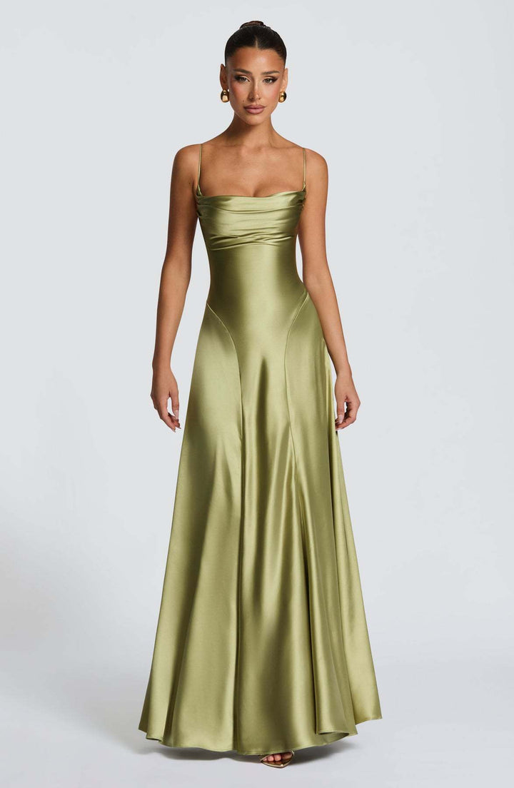 Kvindelig elegant maxi kjole med raffinerede spaghetti stropper og flydende satin Skovae