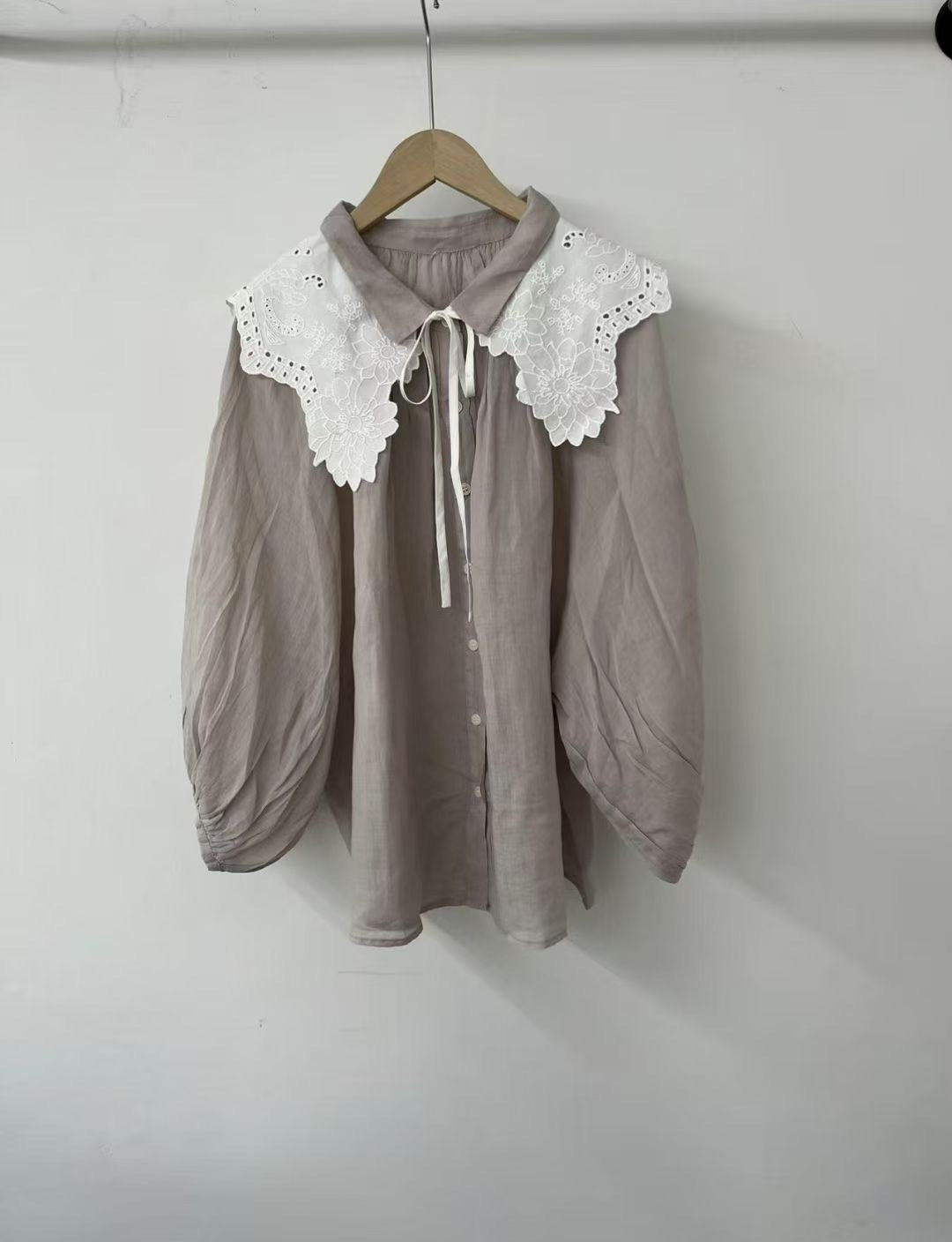 Femme elegant Bluse med knaplukning og spidsekrave Stilla