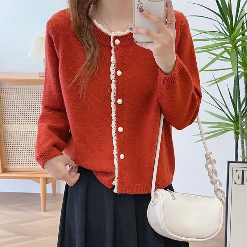 Kvinders cardigan med blonder og smukke perleknapper Stilla