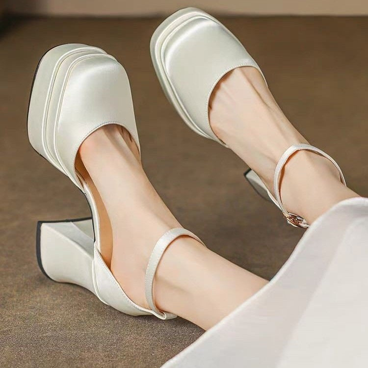 Dame Plateau-High Heels med elegant ankelrem og raffineret design Stilla