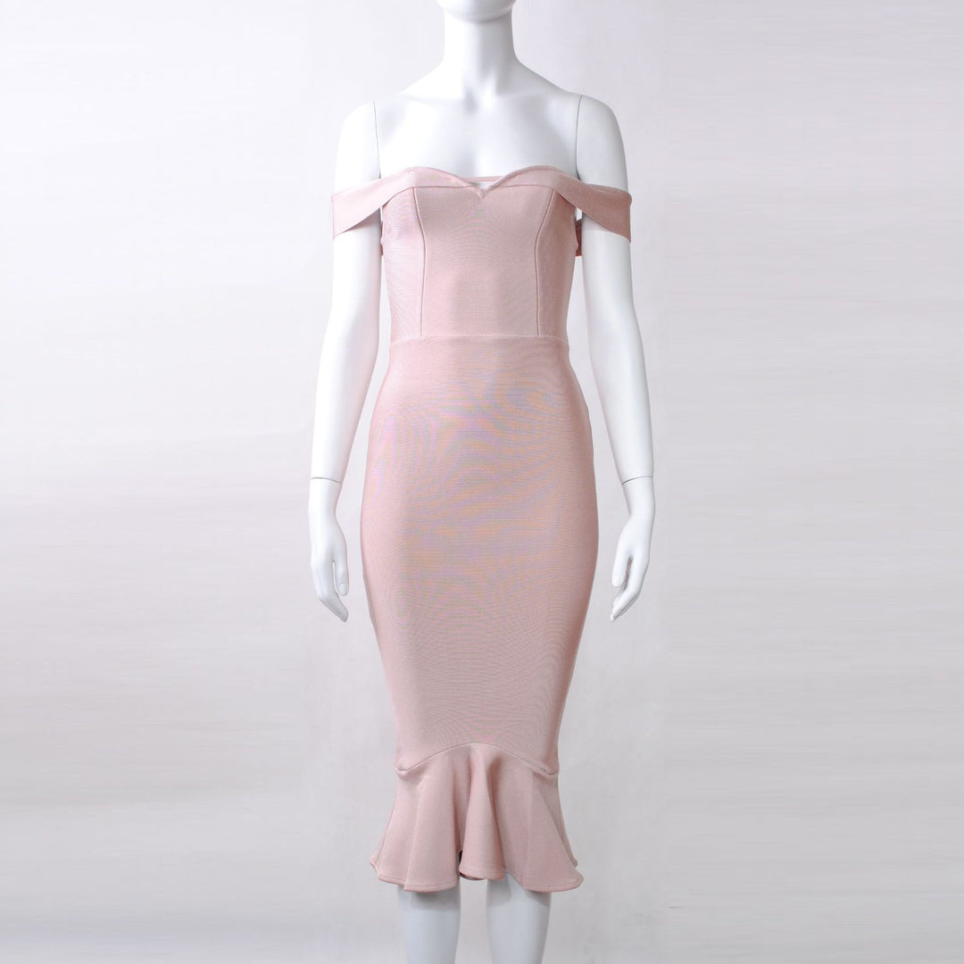 Dame figursyet kjole med off-shoulder design og flæse-kant Stilla