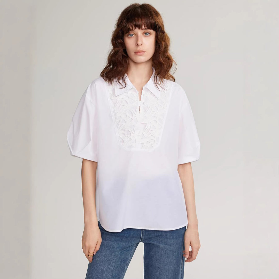 Dame Elegant Bluse med drømmende broderedesign og knapdetaljer Skovae