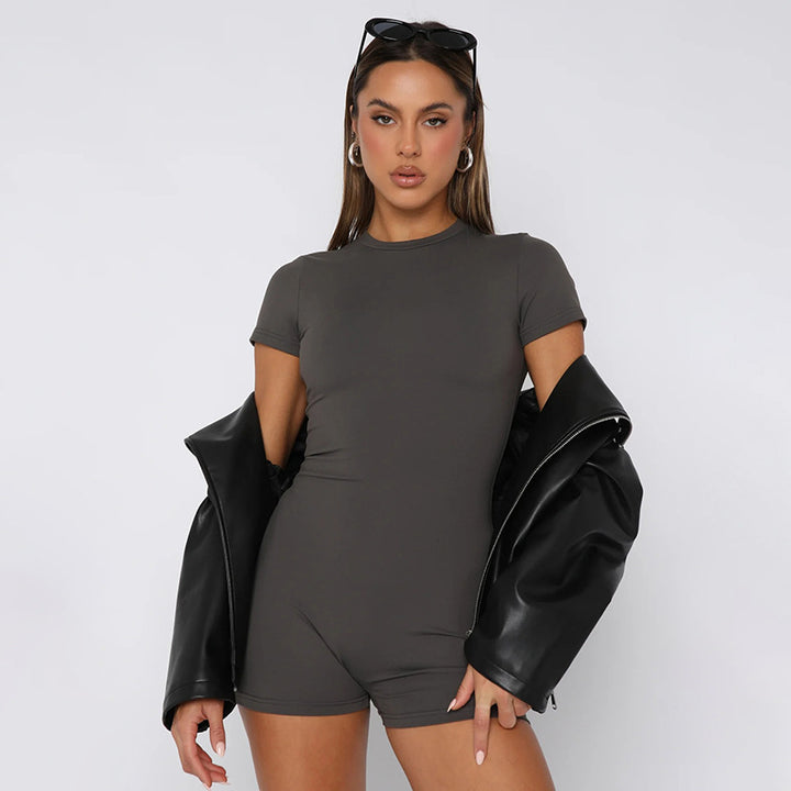 Dame jumpsuit med figursyet snit og kortærmet design Skovae