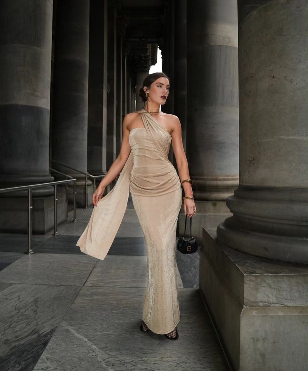 Dame Elegant aftenkjole med asymmetrisk design og raffinerede draperinger Stilla