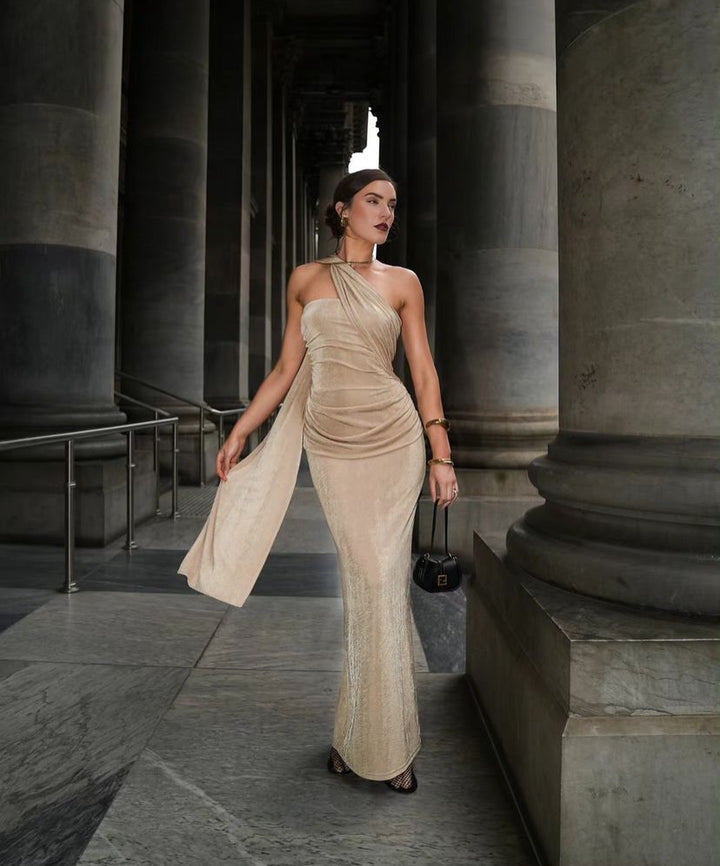 Dame Elegant aftenkjole med asymmetrisk design og raffinerede draperinger Stilla