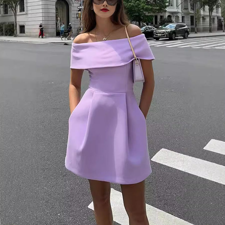 Damer Off-Shoulder Mini-Kjole med tætsiddende bælte og elegant flæse Stiila