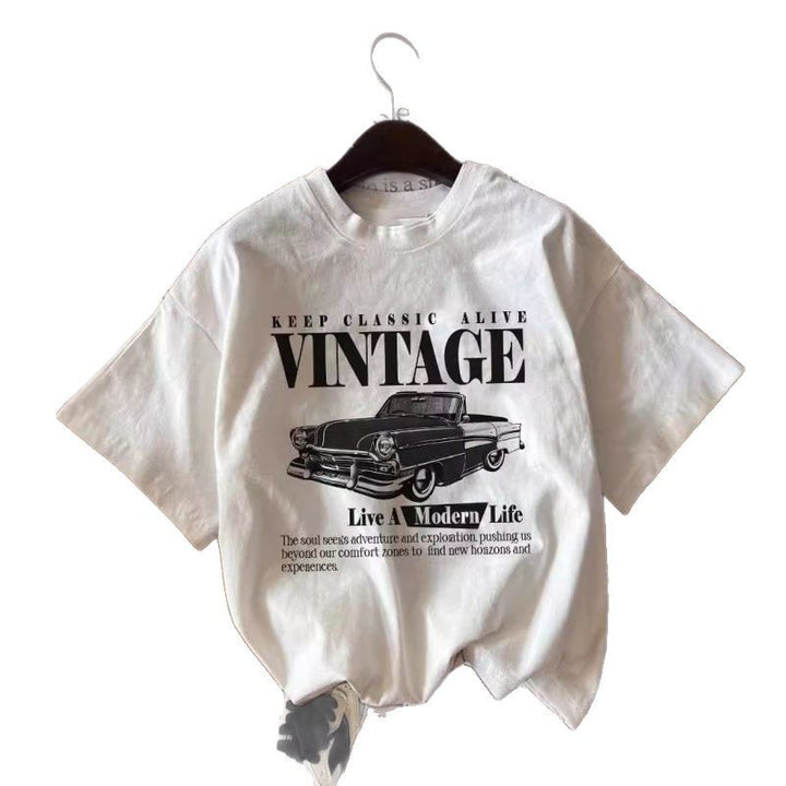 Damer T-shirt i vintage-stil med nostalgisk automobil og inspirerende slogan Stilla