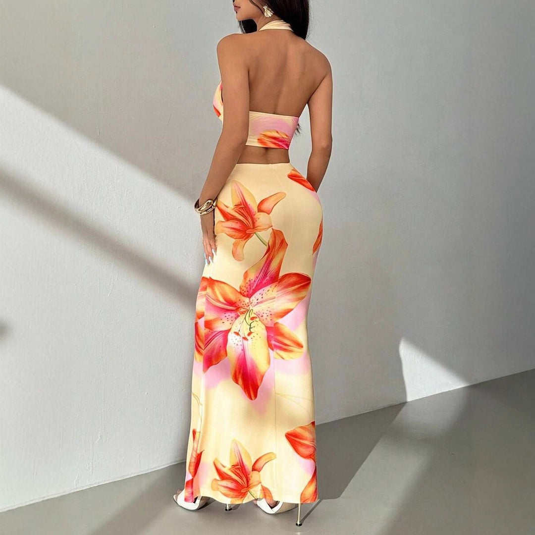Dame To-delt Sommeroutfit med blomstret design og elegant V-hals Skovae