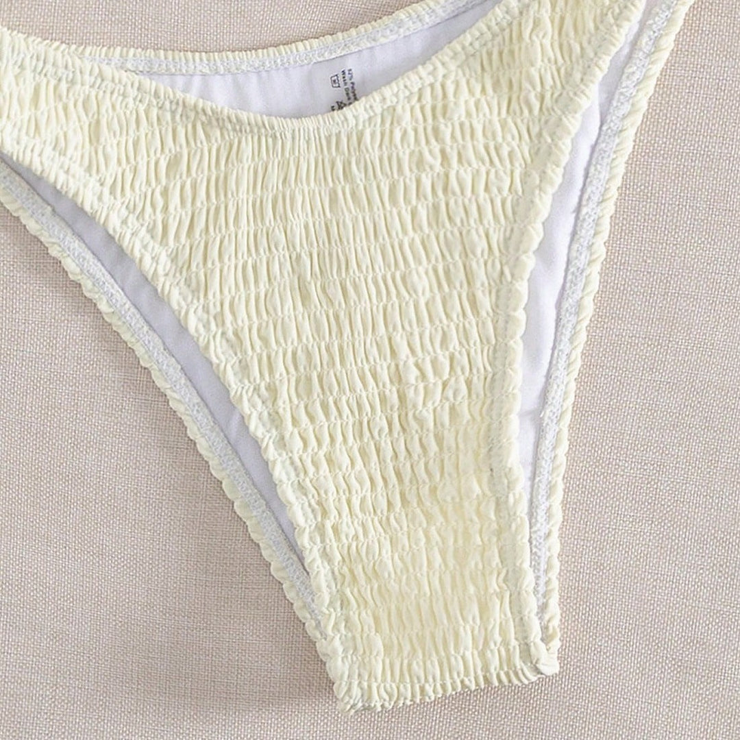 Dame bandeau-bikini med ruffle detaljer og moderne smykke accent Skovae