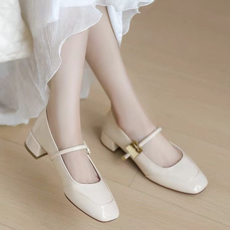 Dame elegante blokkærpump med modedesign spænde-detalje Stilla