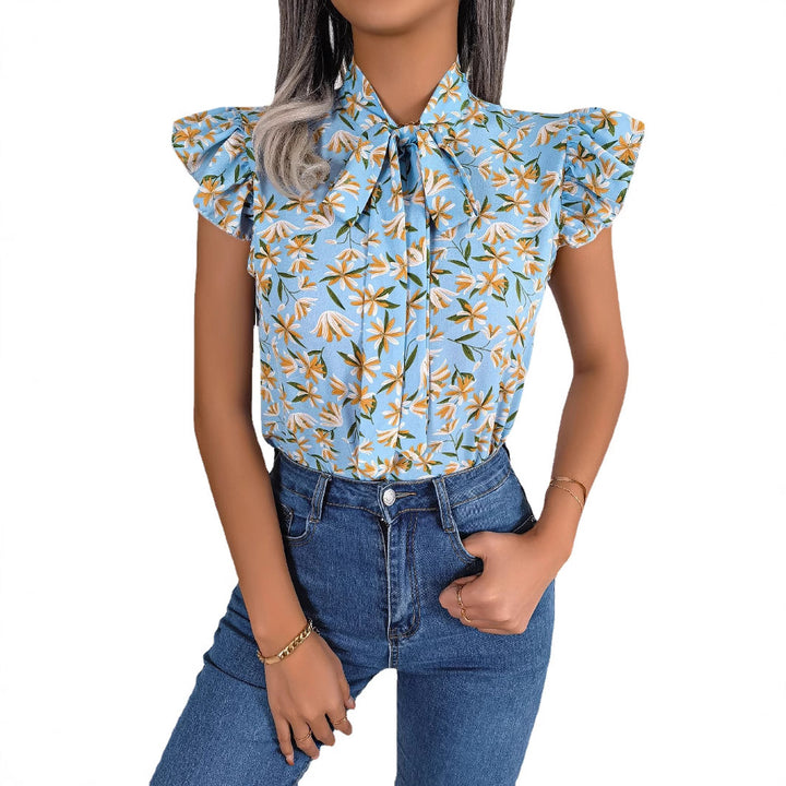 Damebluse med rynkedetaljer og blomstret design Stilla