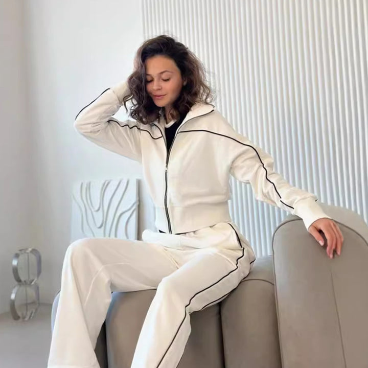Kvinders sporty fritidssæt med blødt top og komfortable bukser Skovae