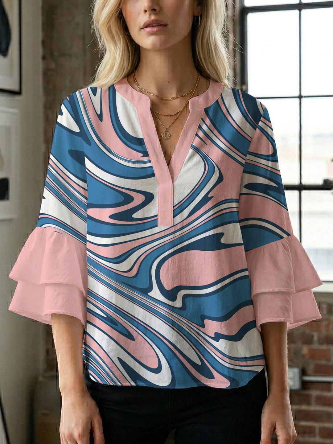 Dame bluse med voluminøse ærmer og kreativt trykdesign Skovae