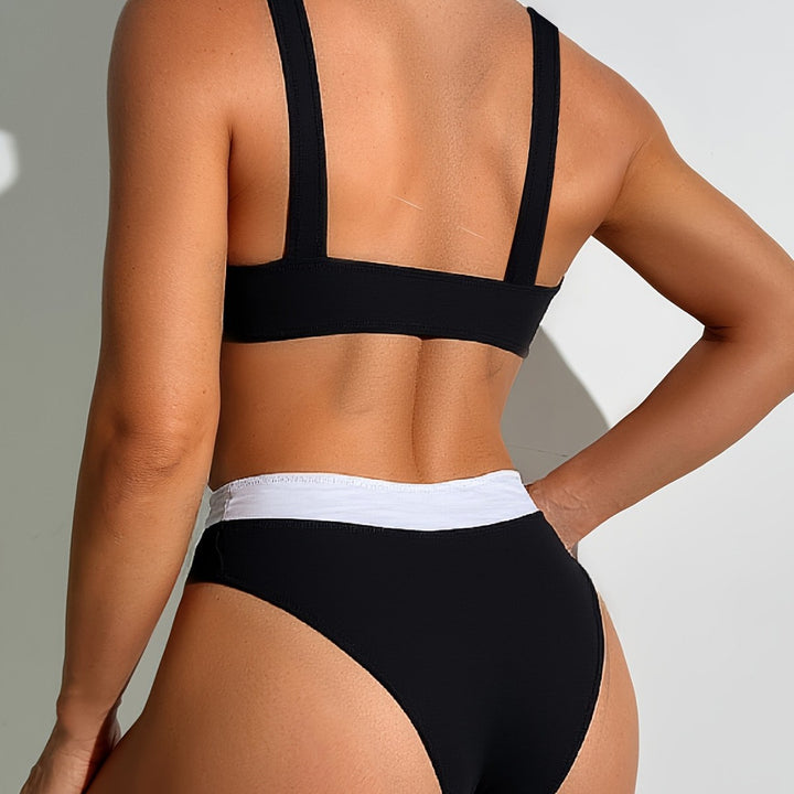 Femme High-Cut bikini-sæt med statement-ring og elegant ruffles-detalje Stilla