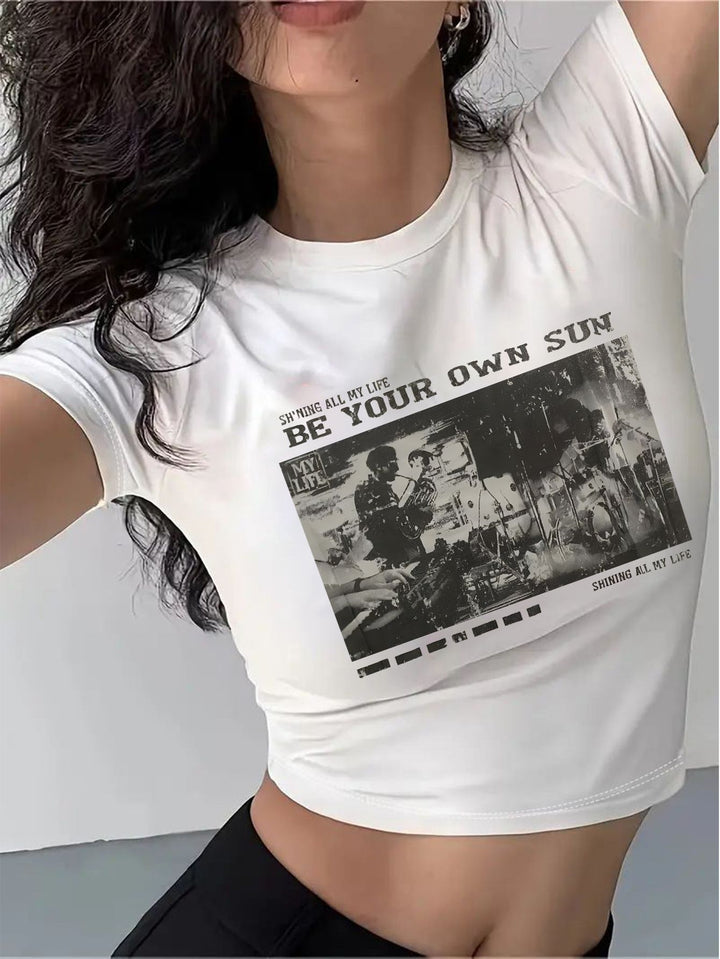 Dame Crop-T-Shirt med inspirerende tekst og stjerner-design Skovae