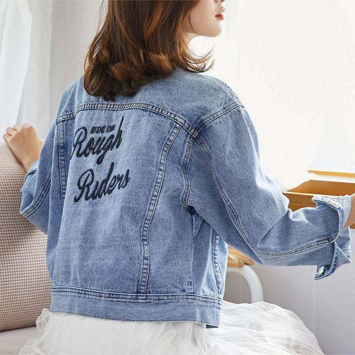 Dame denimjakke med detaljeret broderet tekst Stilla