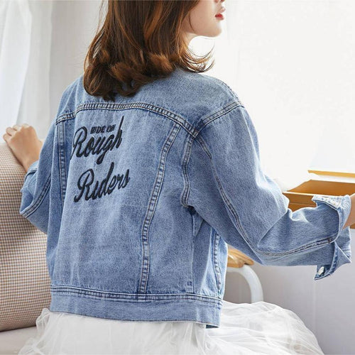 Dame denimjakke med detaljeret broderet tekst Stilla