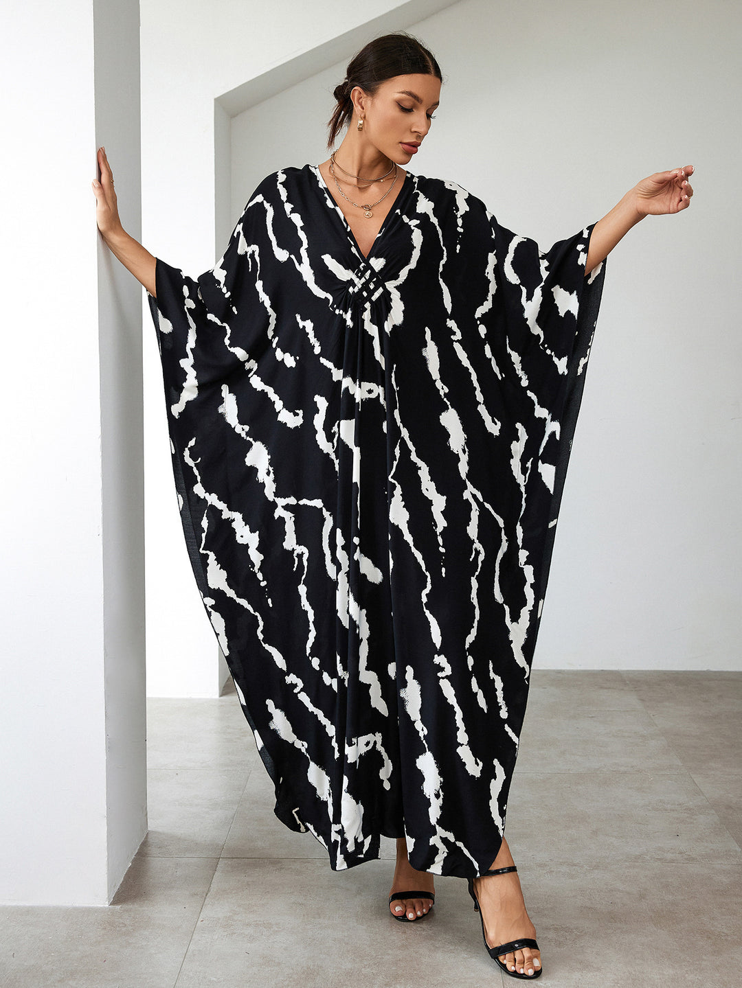 Dame Strandkaftan med elegant V-udskæring og farverigt mønster Stilla