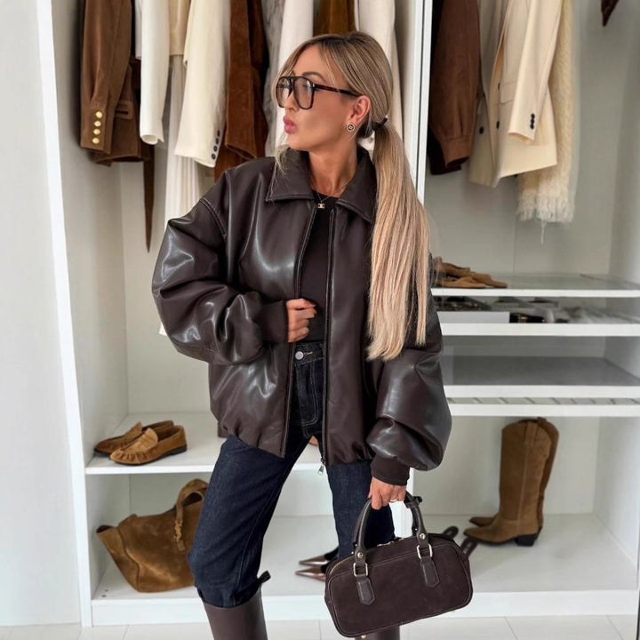 Kvinders fashionable oversized læderjakke med dyb krave og lynlås Stilla