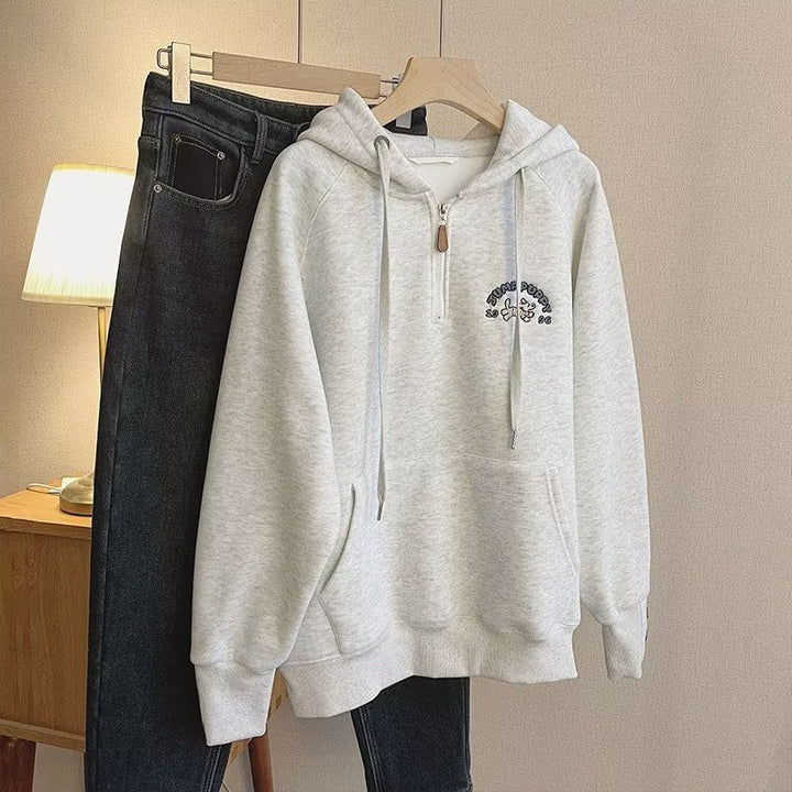 Dame hyggelig hættepullover med halv høj lynlås og kreativt motiv Stilla
