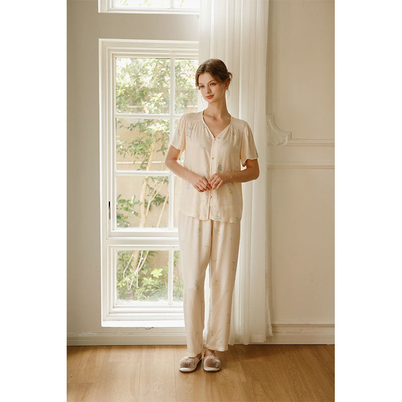 Dame åndbar pyjamas-sæt med blomstret design og elegant knapliste Stilla