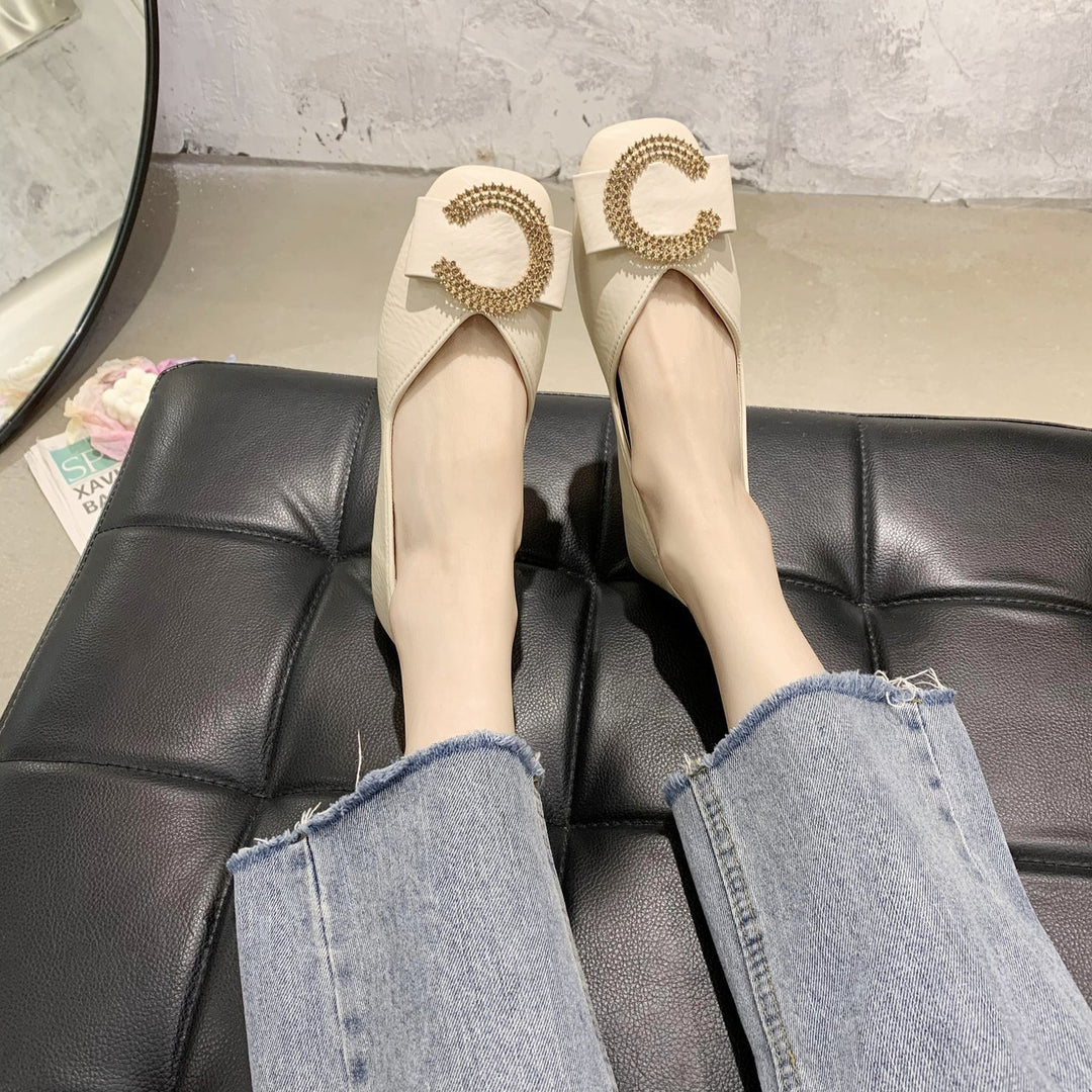 Dame elegante med strass dekorerede flade mules Stilla