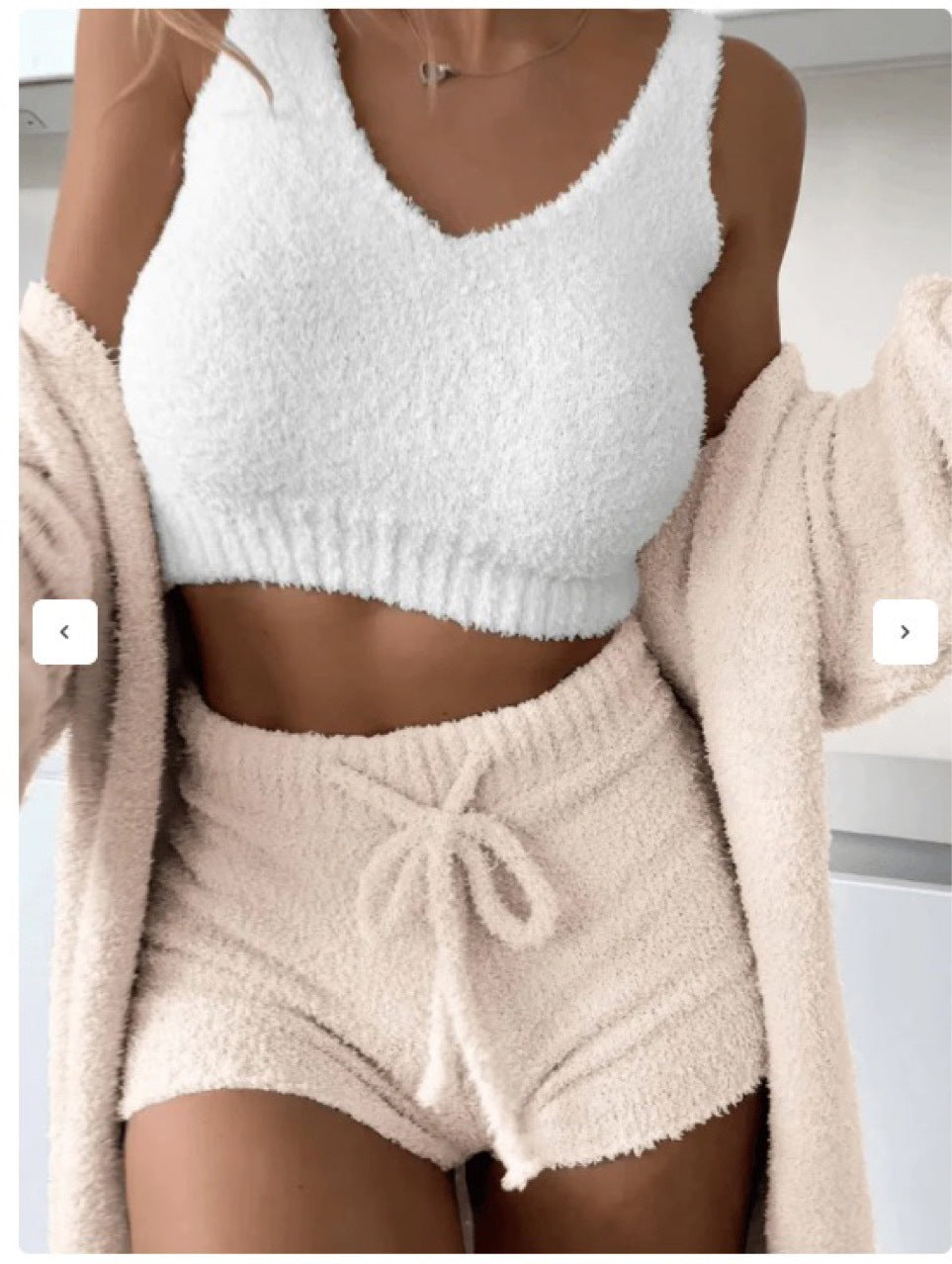 Dame hyggeligt lounge-outfit med V-hals og shorts Stilla