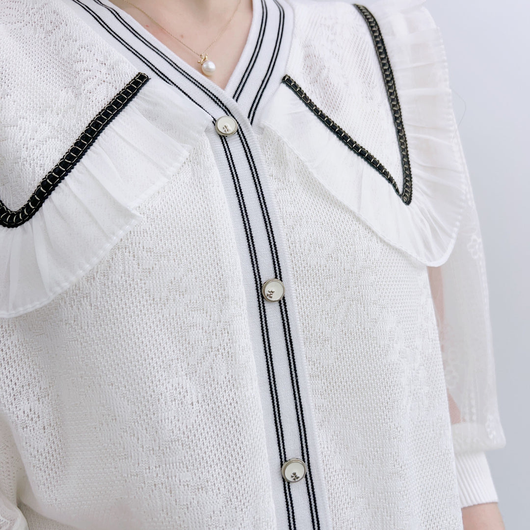 Damebluse med elegante flæsedetaljer og moderne knaplukning Stilla