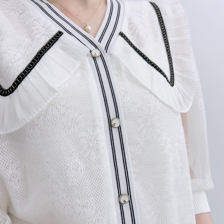 Damebluse med elegante flæsedetaljer og moderne knaplukning Stilla