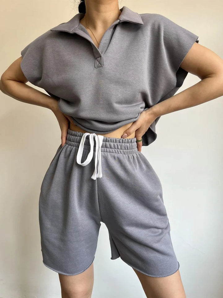 Kvinders casual fritidssæt med høj krave og elastiske shorts Skovae