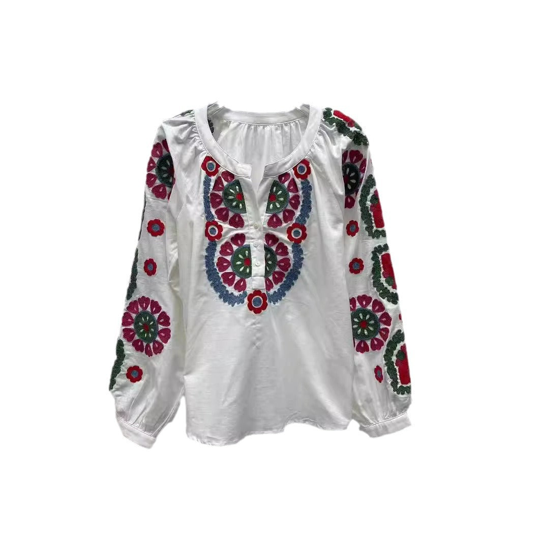 Dame broderet bluse med kreative blomsterapplikationer og fine knapdetaljer Stilla