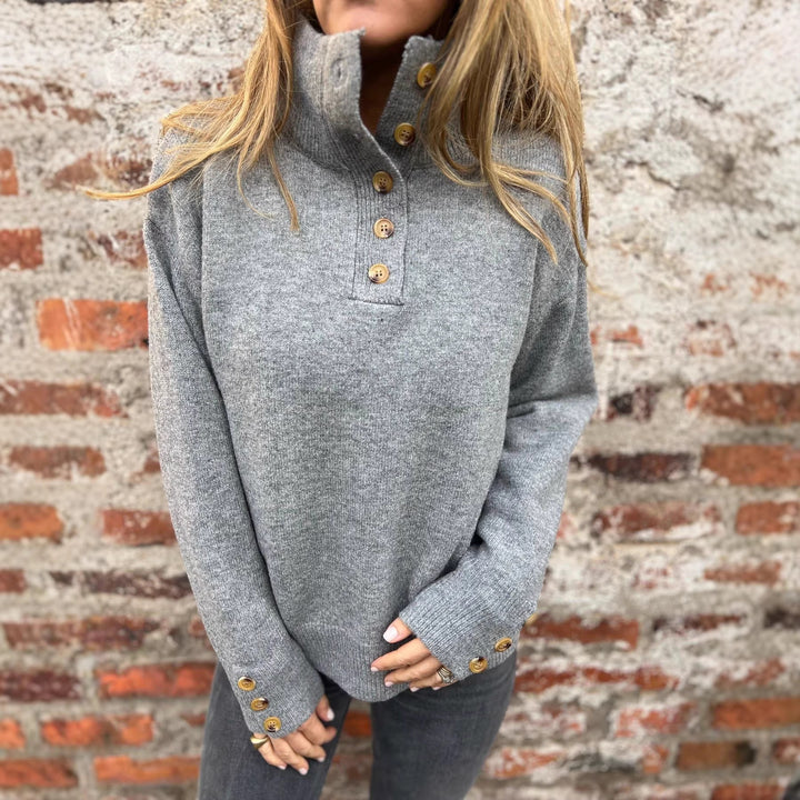 Kvinders hyggelige sweater med høj krave og dekorative knapdetaljer Stilla