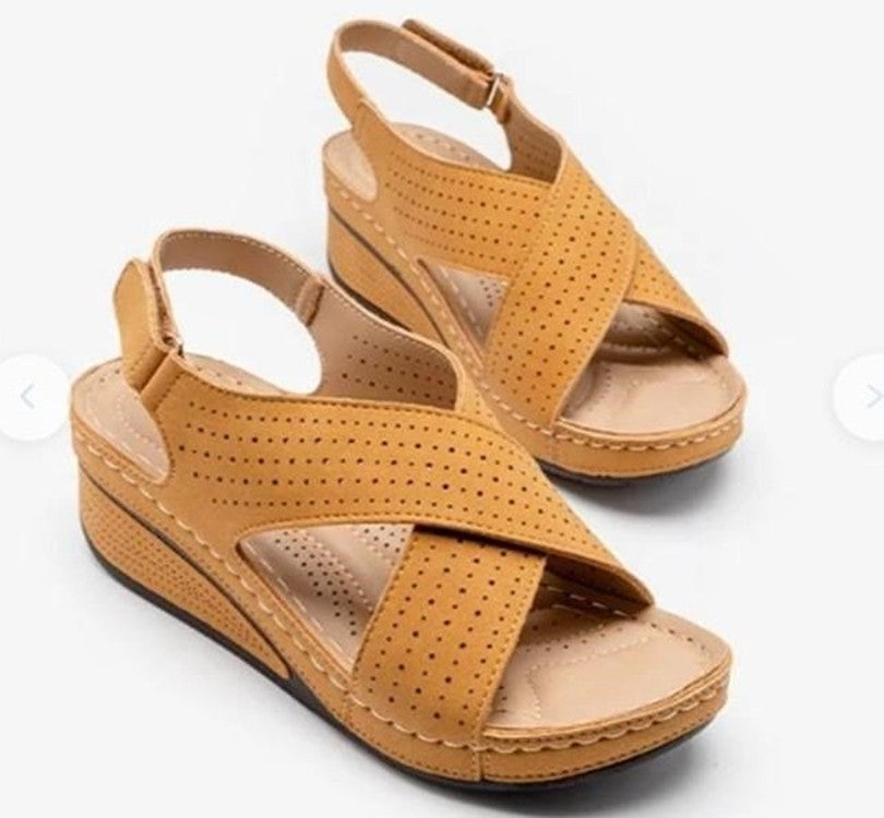 Dame Wedge-sandaletter med perforerede detaljer og justerbar rem Stilla
