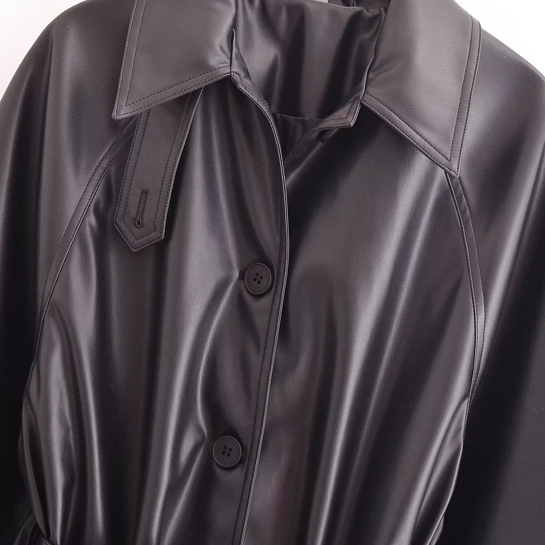 Femme Stilfuld lang trenchcoat med figursyet bælte Stilla