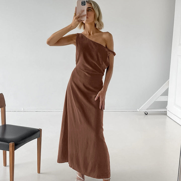 Dame maxikjole med asymmetrisk snit og elegant single-shoulder design Stilla