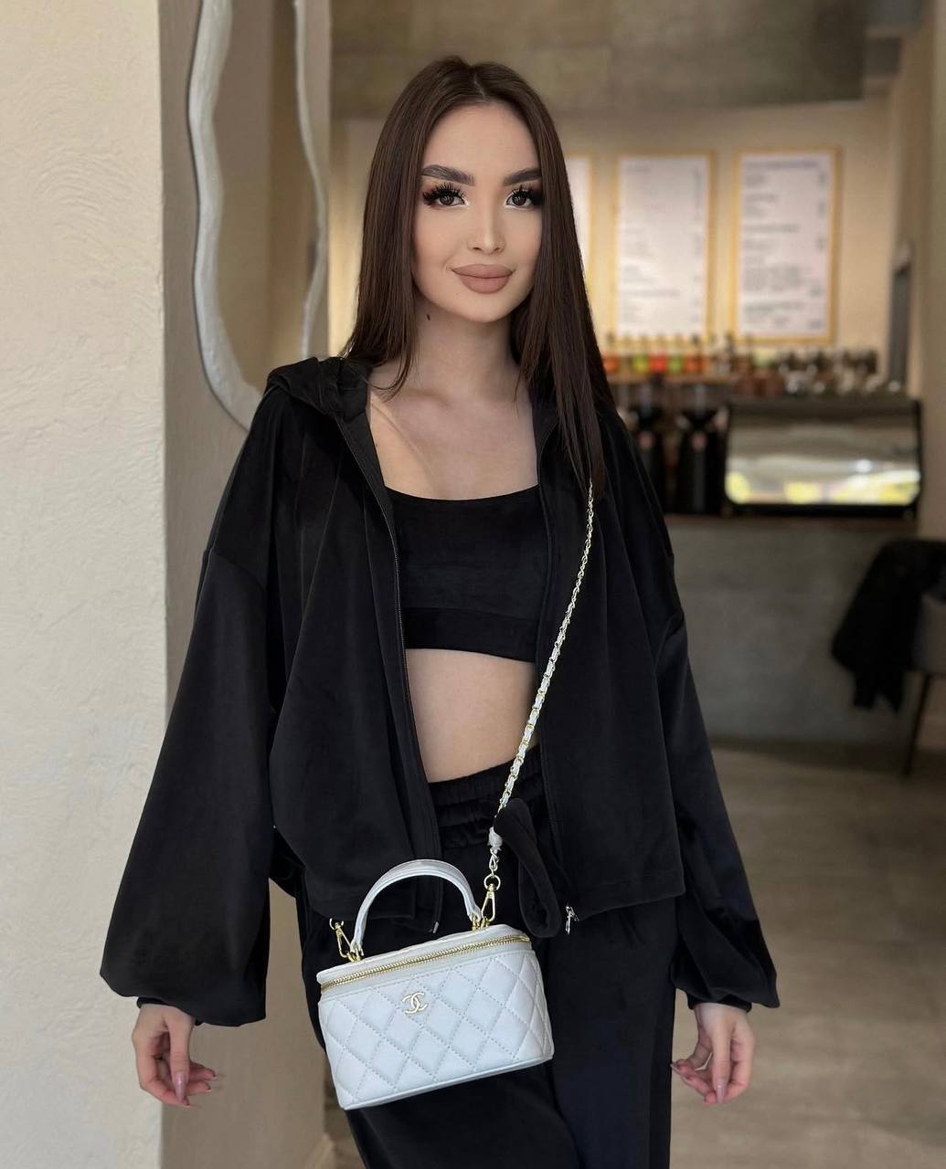 Dame stilfuldt kombinerbart fritids-sæt med cropped top og blød jakke Stilla