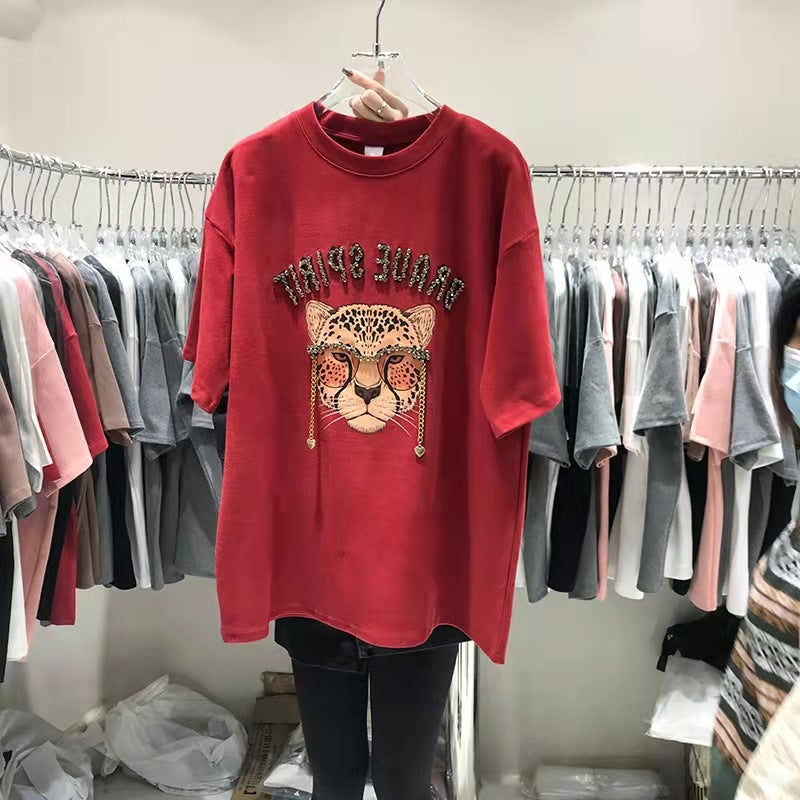 Dame T-shirt med moderigtigt leopardmotiv og glitterende accenter Stilla